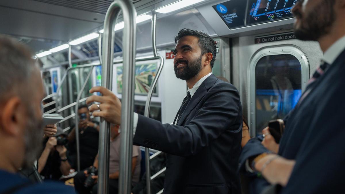 El candidato demócrata a la alcaldía de la ciudad de Nueva York, Zohran Mamdani, en el metro.