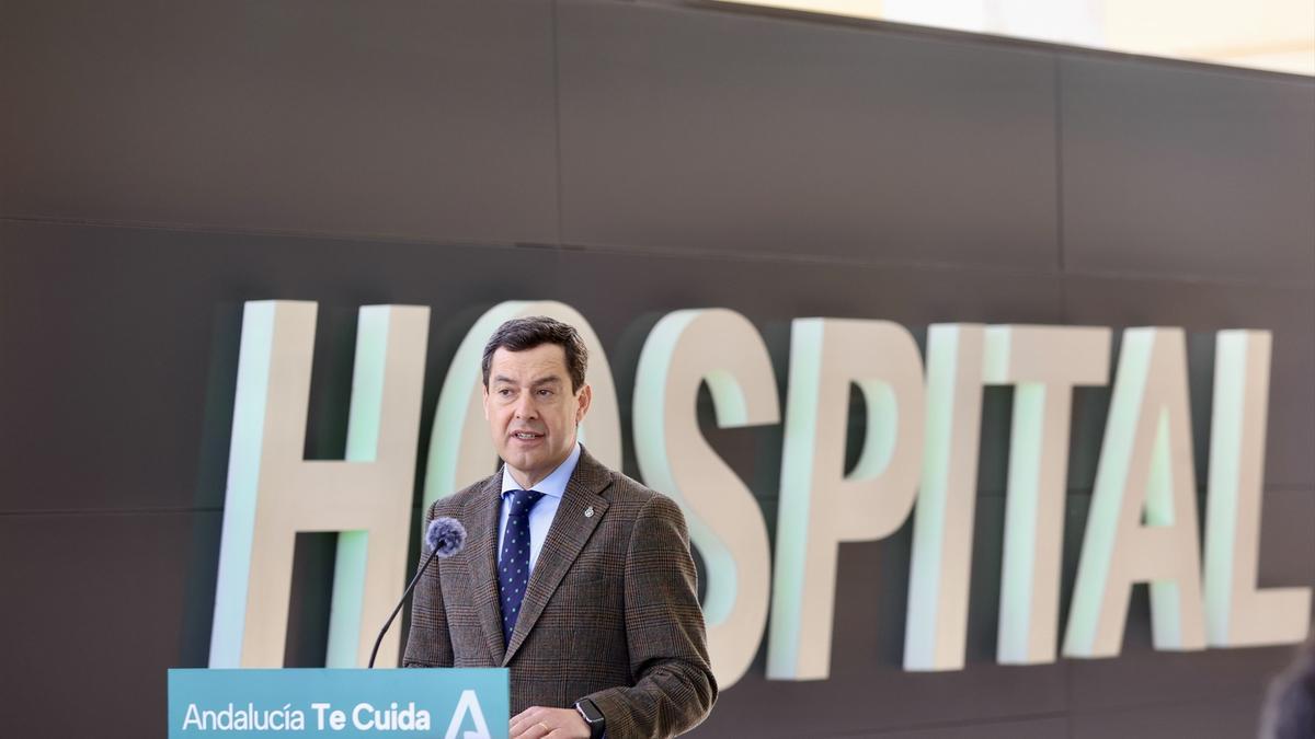 El presidente de la Junta de Andalucía, Juanma Moreno Bonilla, en una visita al Hospital Universitario Torrecárdenas de Almería.