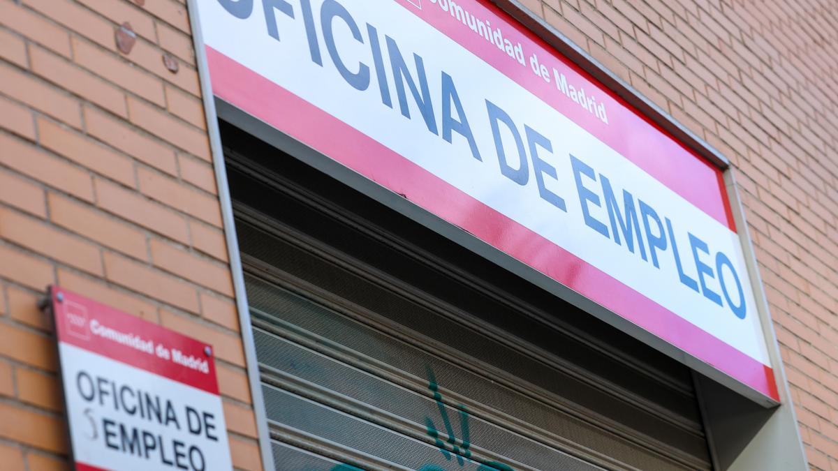 Fachada de una Oficina del SEPE, en Madrid (España).