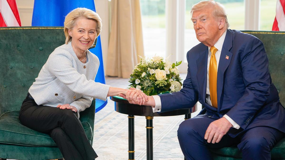 El presidente de EEUU, Donald Trump y la presidenta de la Comisión Europea, Ursula von der Leyen, este domingo.