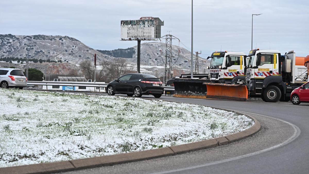 Máquinas quitanieves preparadas para intervenir en Los Santos de la Humosa (Madrid).