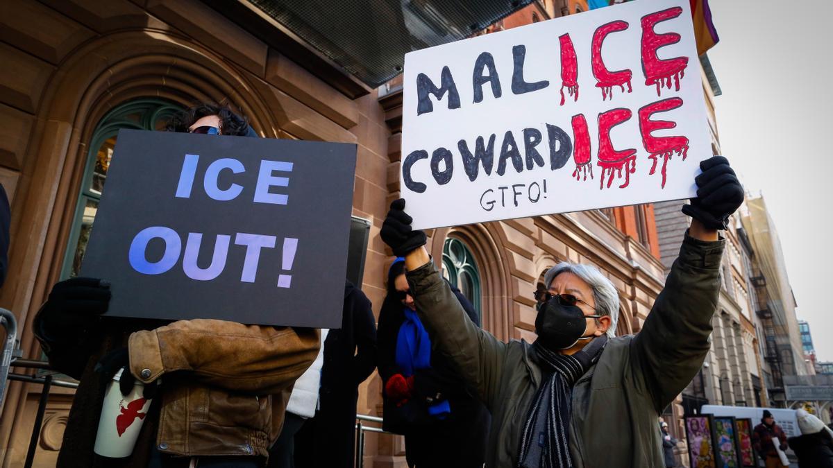 Personas se congregan durante la manifestación "Protesta por la Humanidad" frente al Teatro Público de Nueva York, EEUU.