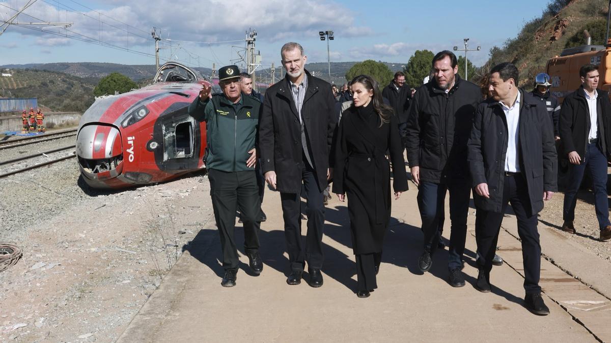 Los reyes visitan la zona del accidente ferroviario en Adamuz (Córdoba), junto a Óscar Puente y Juanma Moreno.