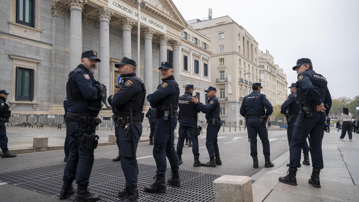Más de 1.600 agentes integran el dispositivo de seguridad para la sesión de investidura del candidato socialista y presidente en funciones del Gobierno de España, Pedro Sánchez.