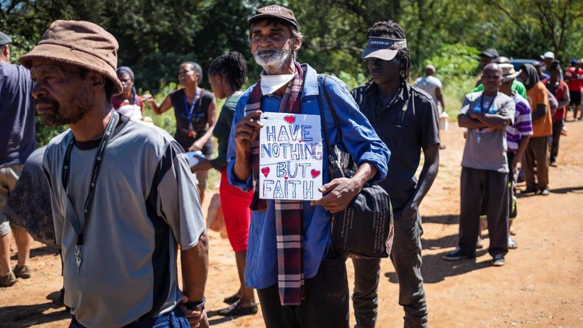 Un residente espera para recibir comida en Marikana, Sudáfrica.