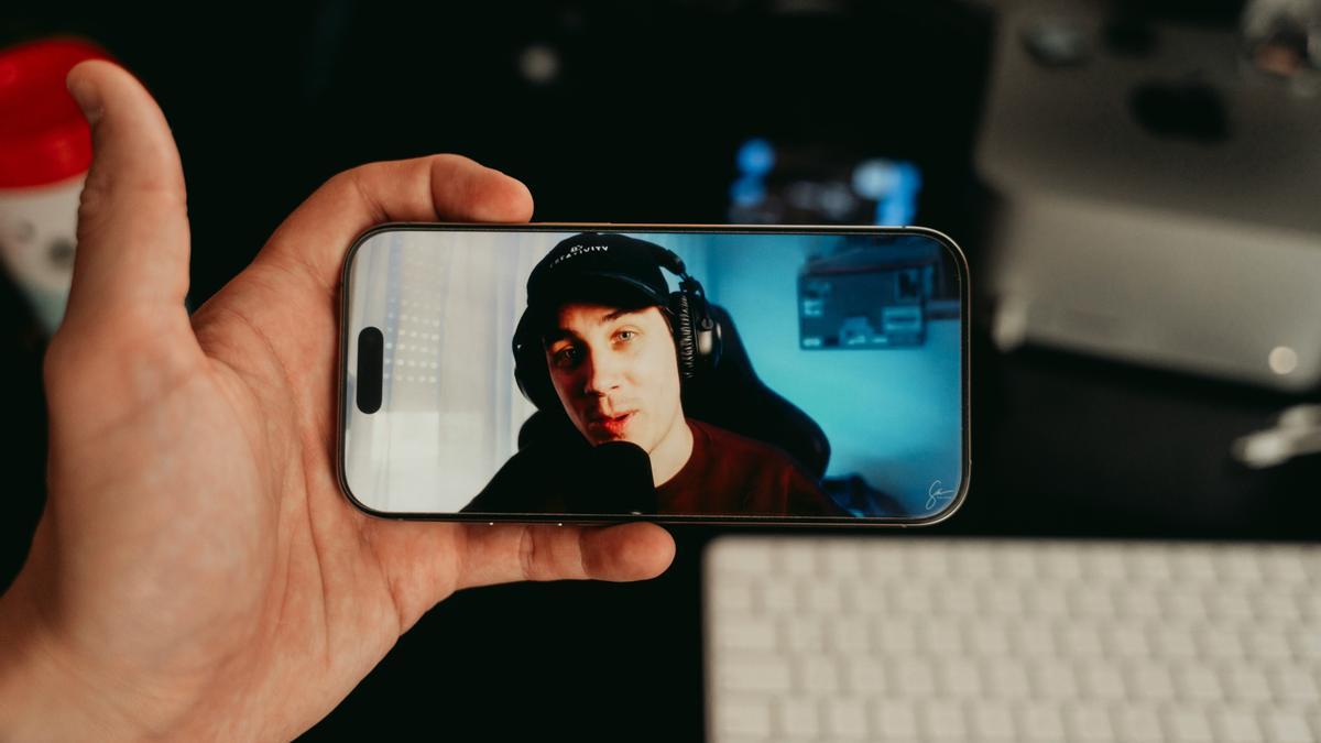 Un usuario de redes sociales atiende en su teléfono movil el mensaje de un ‘influencer’.