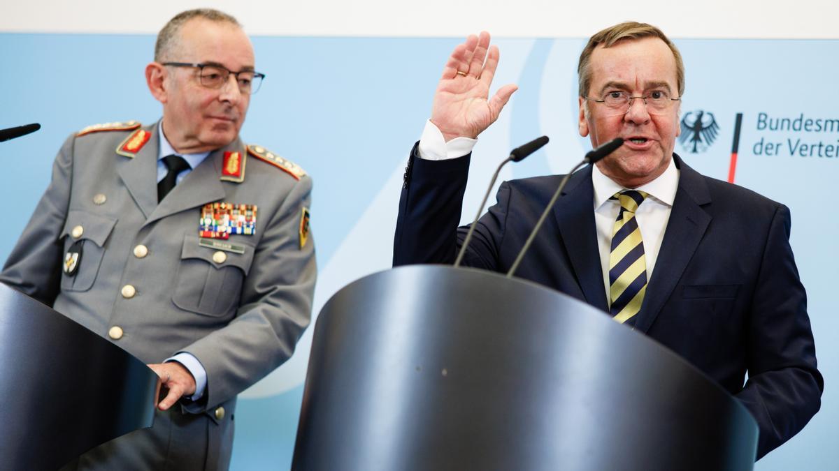 El ministro de Defensa alemán, Boris Pistorius, junto al jefe de Defensa de las Fuerzas Armadas Federales alemanas, Carsten Breuer, durante una rueda de prensa.