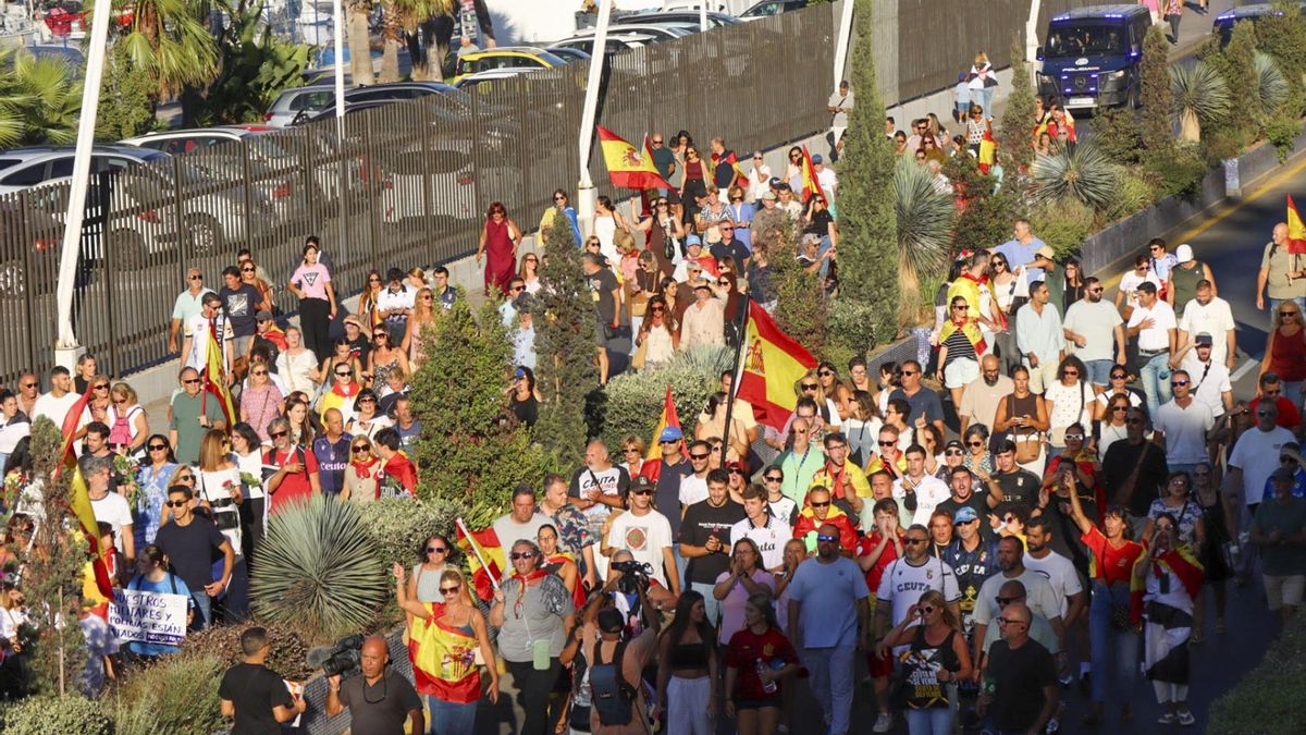 Protestas en las calles de Ceuta contra la crisis migratoria este viernes en la ciudad autónoma.