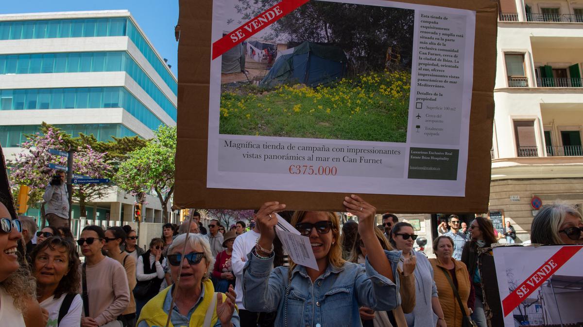 Varias personas durante una manifestación por la vivienda en Ibiza, Baleares (España)