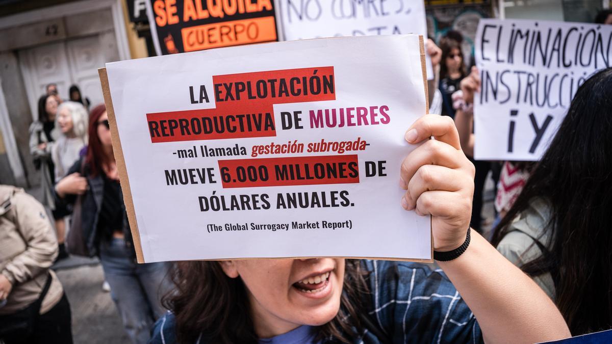 Archivo - Varias mujeres se manifiestan en Madrid en contra de la gestación subrogada en 2023.