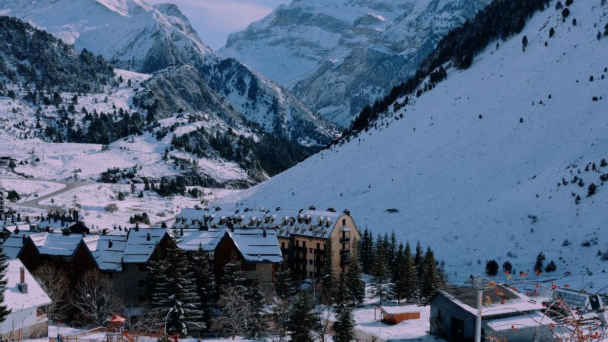 Vista del pueblo y estación de Candanchú