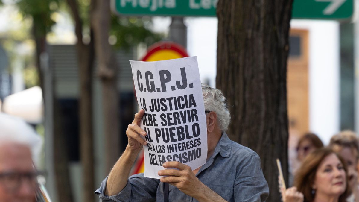Concentración contra el juez Peinado frente a la sede del Consejo General del Poder Judicial.
