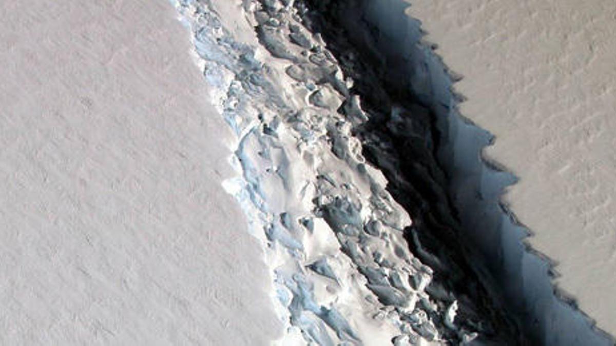 Iamgen captada en novuembre de 2017 por la NASA de la grieta en la barrera de hielo Larsen C.