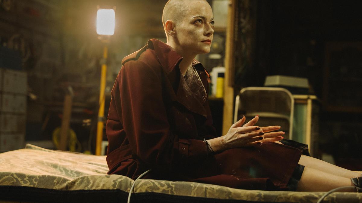 Lanthimos y Emma Stone se ríen de la conspiranoia en ‘Bugonia’, una eficaz comedia negra