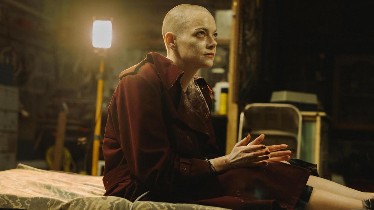 Emma Stone en 'Bugonia'.