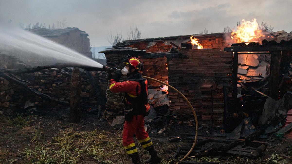 Un bombero trata de apagar el fuego en Abejera, en la provincia de Zamora.