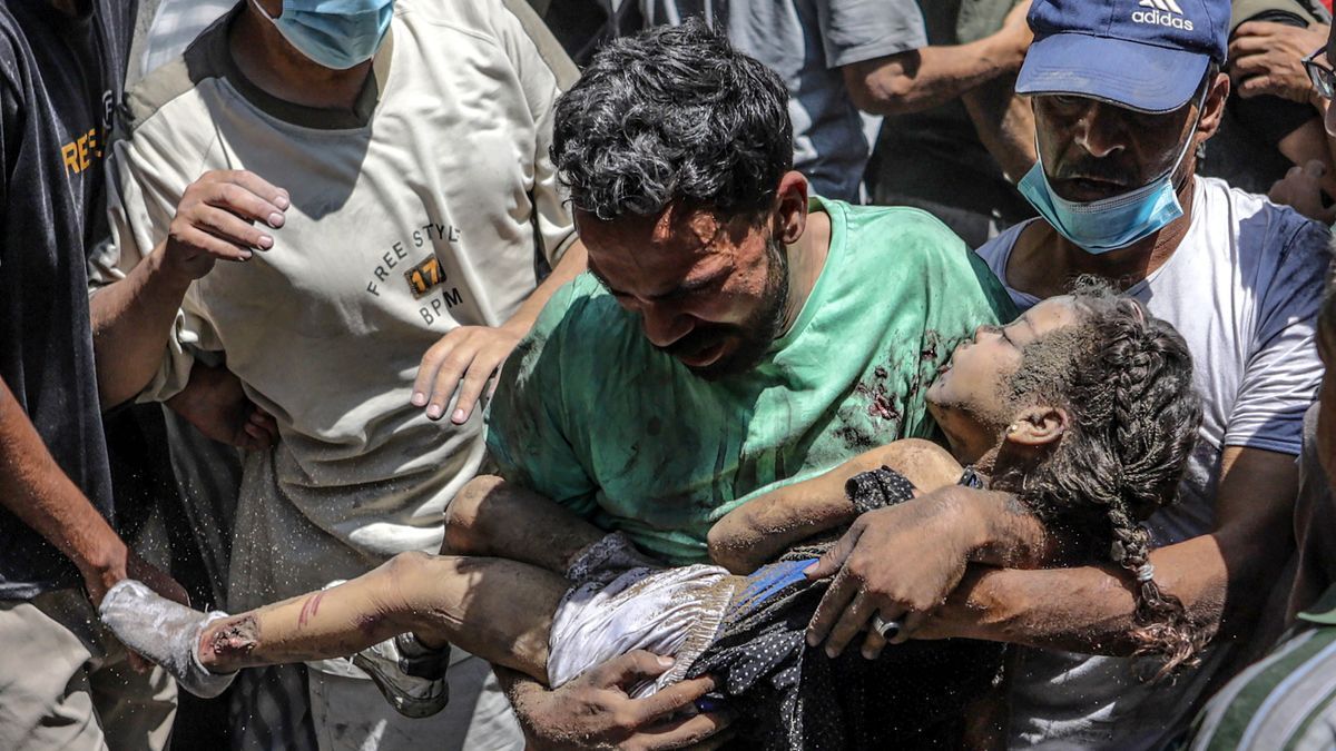 n hombre carga el cuerpo de un niño recuperado de los escombros de una casa destruida tras un ataque aéreo israelí en el barrio de Al Sabra, en Gaza.