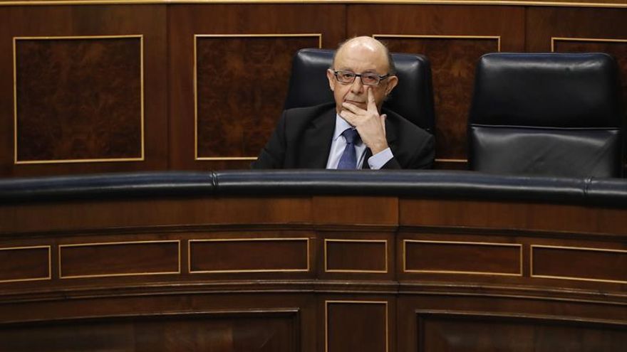 El ministro de Hacienda, Cristóbal Montoro, en su escaño del Congreso.