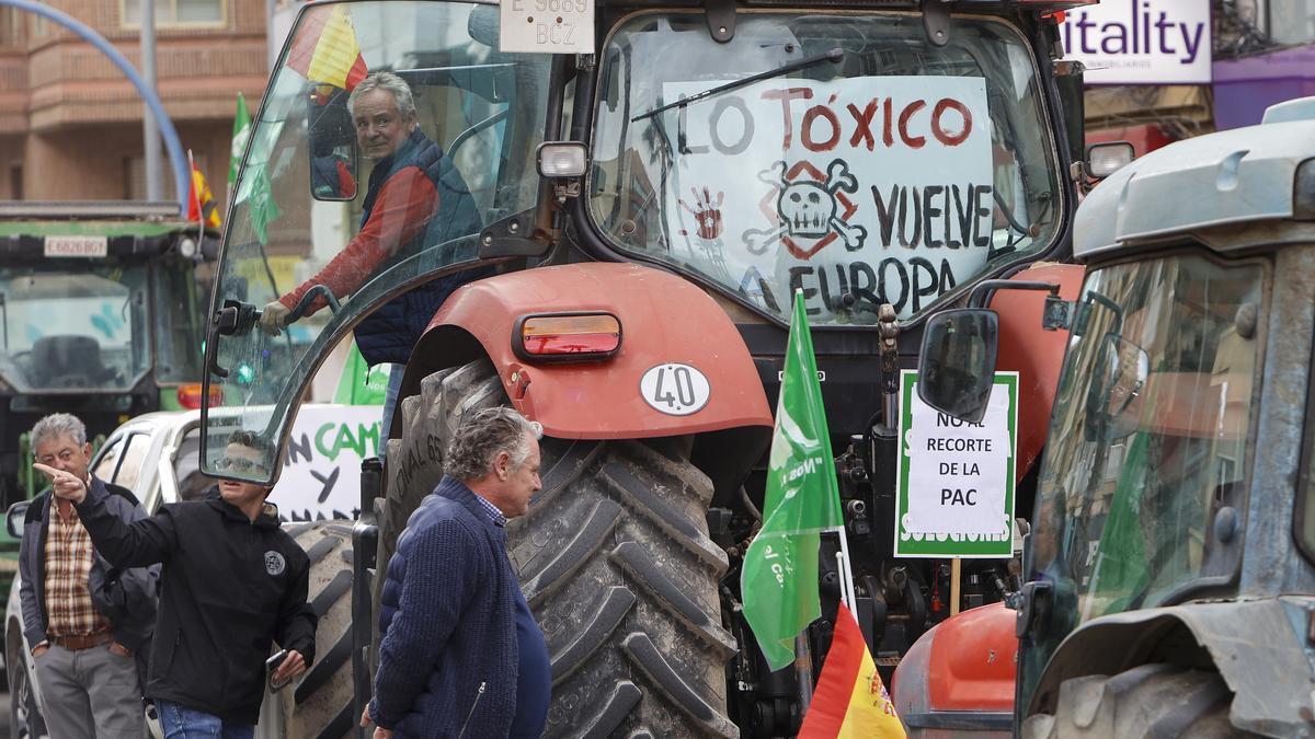 Tractorada por las principales avenidas del centro de Alicante contra Mercosur.