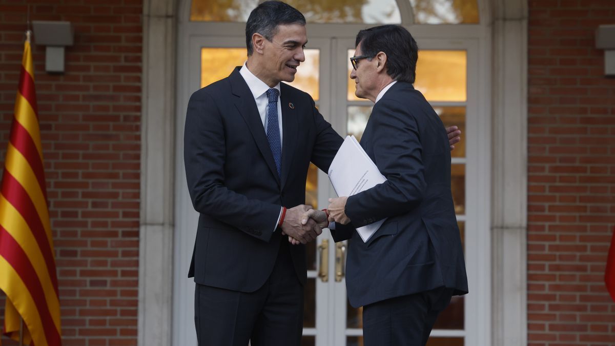 Pedro Sánchez recibe a Salvador Illa en Moncloa dentro de la ronda de contactos abierta con los presidentes autonómicos.
