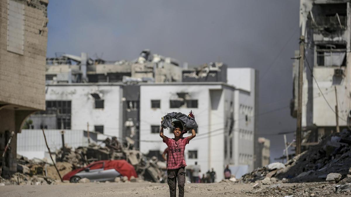 Israel sigue llevando a cabo ataques aéreos sobre la ciudad de Gaza.