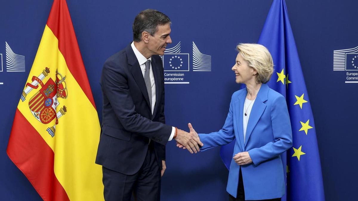 Von der Leyen recibe a Sánchez este miércoles en Bruselas.