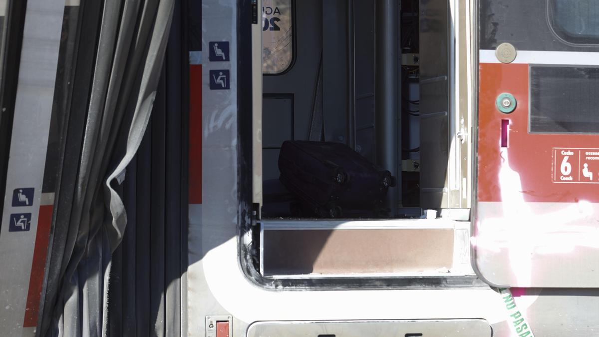 Un equipaje permanece en el vagón seis del tren Iryio Málaga-Madrid siniestrado en el accidente ferroviario ocurrido el pasado domingo.