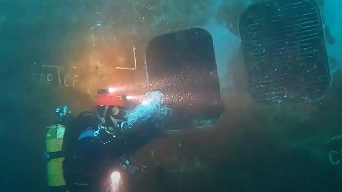 Un buzo, junto al cofre de mar