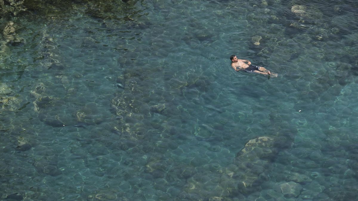 Una persona se baña en una playa de la isla de Tenerife.