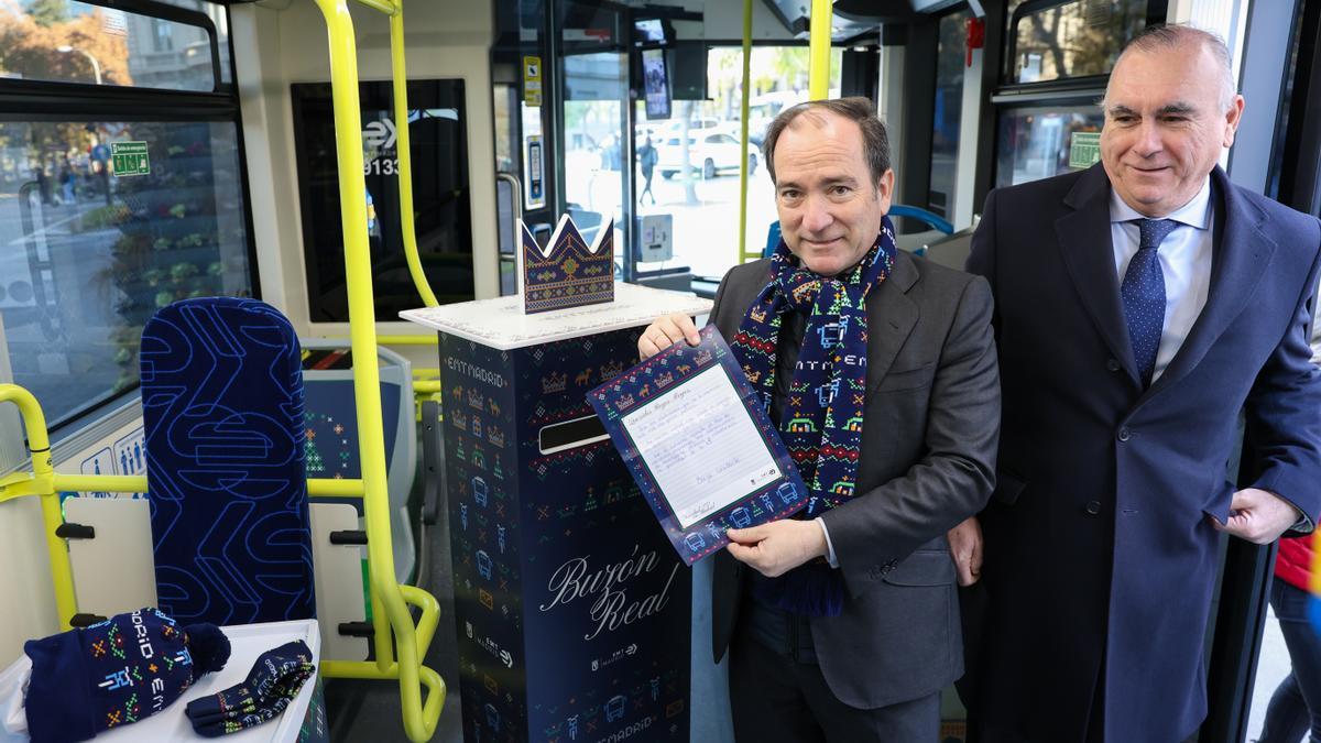 El delegado de Urbanismo, Medio Ambiente y Movilidad, Borja Carabante (i) y el director gerente de EMET, Alfonso Sánchez Vicente (d).