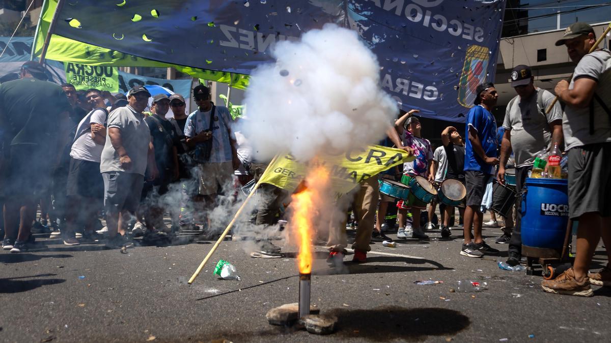 El Senado argentino aprueba la radical reforma laboral de Milei entre protestas en las calles