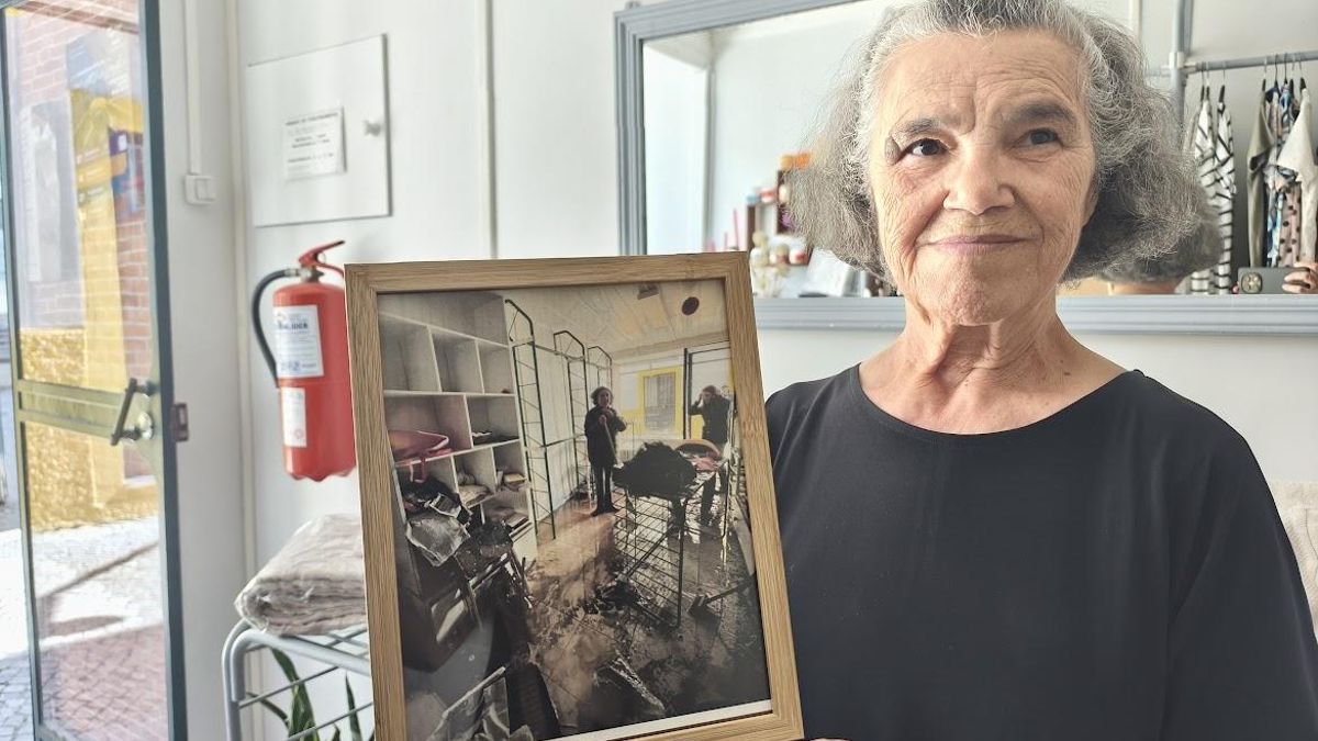Maria Luisa Silva Charrua muestra la imagen de cómo quedó su tienda.
