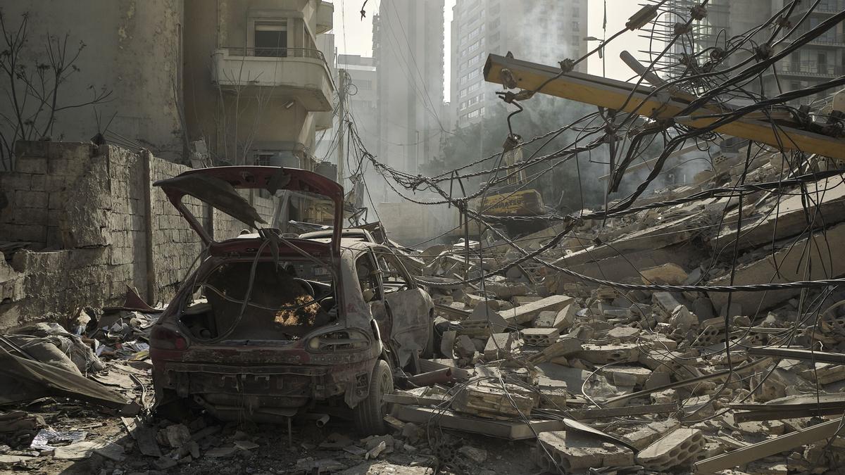 Destrozos en el centro de Beirut tras un bombardeo israelí.