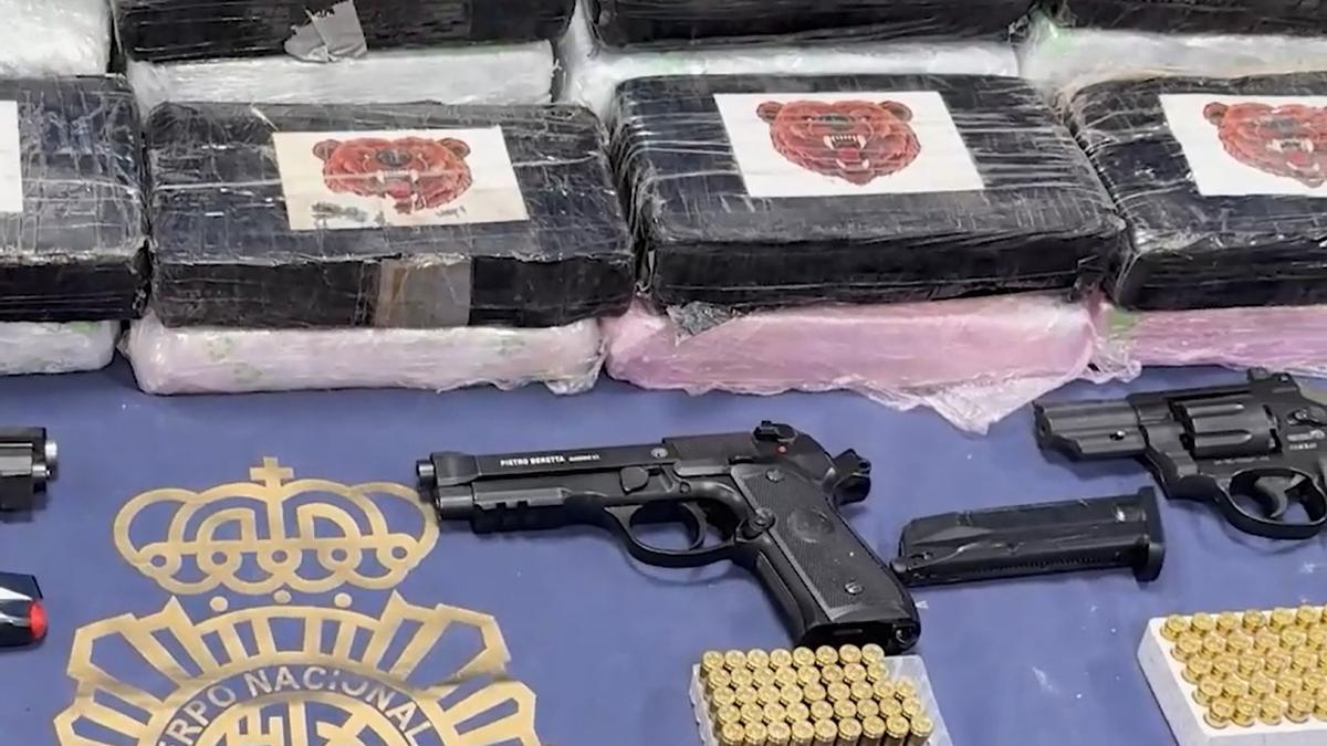 Cocaína y armas halladas bajo tierra.