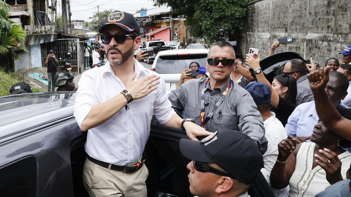 El presidente de Colombia, Abelardo de la Espriella (c), visita este viernes, una zona devastada por el terremoto de magnitud 7,4 en Quibdó (Colombia).