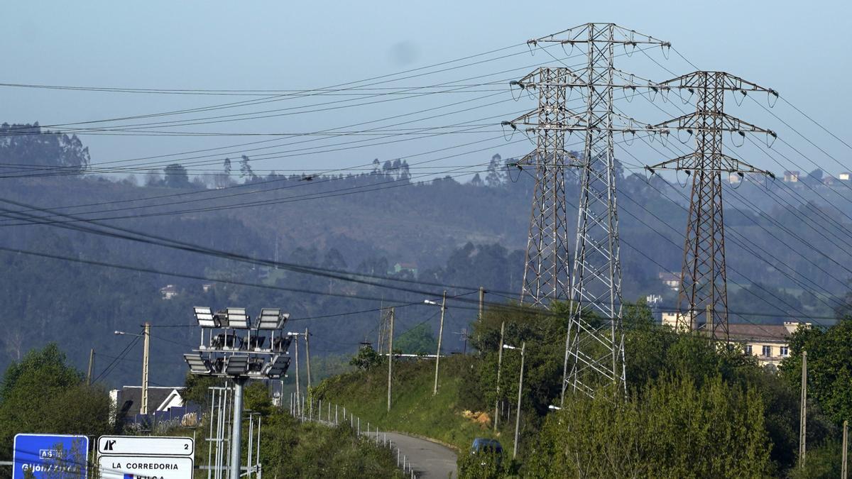 Torretas de la luz cerca de una subestación eléctrica, este lunes en Oviedo durante el apagón masivo del sistema eléctrico en España.