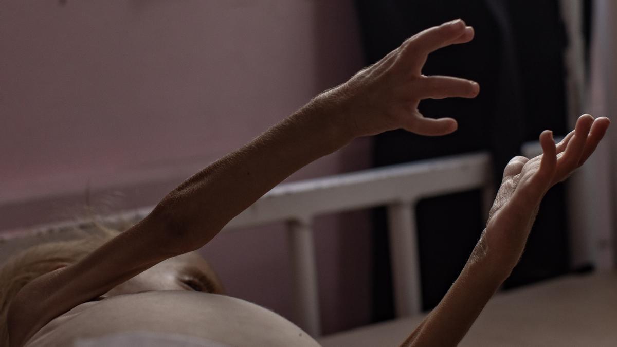 Sham Qudeih, un niño palestino de dos años, yace desnutrido en una cama en el Hospital Nasser en Khan Younis, en el sur de la Franja de Gaza.