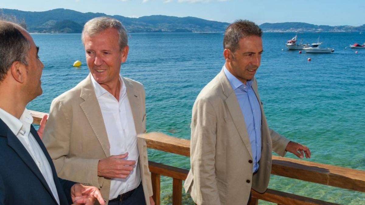 Alfonso Rueda con el ya exconselleiro do Mar, Alfonso Villares, en una image de archivo.