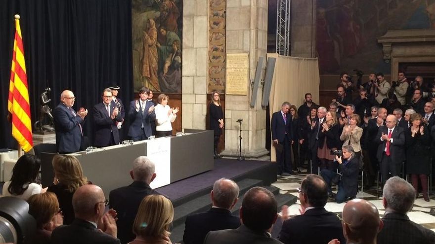Puigdemont asume el cargo de president prometiendo independencia "desde la estabilidad y la serenidad".