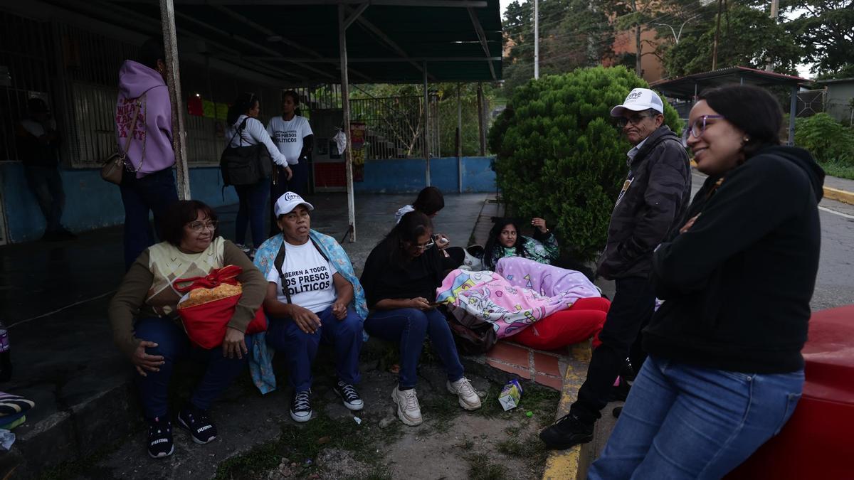 Familiares de presos políticos esperan frente al centro penitenciario Rodeo I, en Caracas (Venezuela).