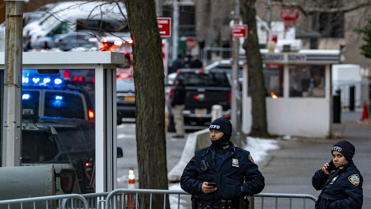 Integrantes de la policía custodian el tribunal federal del sur de Nueva York donde se presentará el presidente de Venezuela, Nicolás Maduro, este lunes en Nueva York (EEUU).