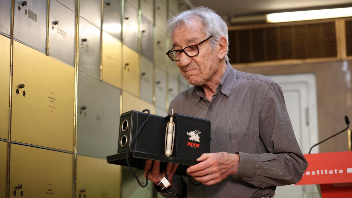 José Sacristán deja su legado en la Caja de las Letras del Instituto Cervantes.
