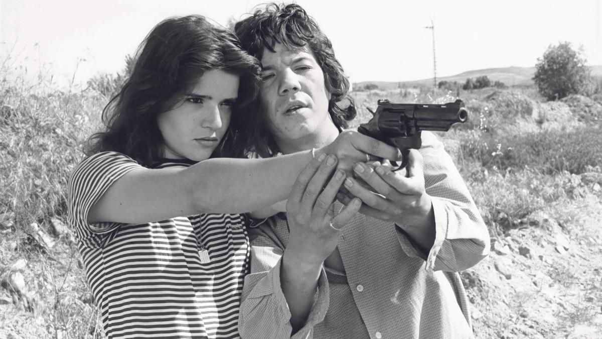 Los protagonistas de Deprisa, deprisa (Carlos Saura, 1981) aprenden a disparar.