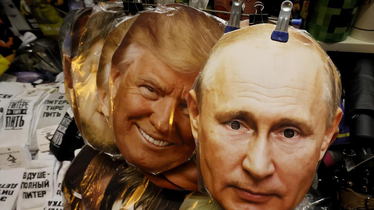 Máscaras con las imágenes del presidente estadounidense Donald Trump y del presidente ruso Vladimir Putin.