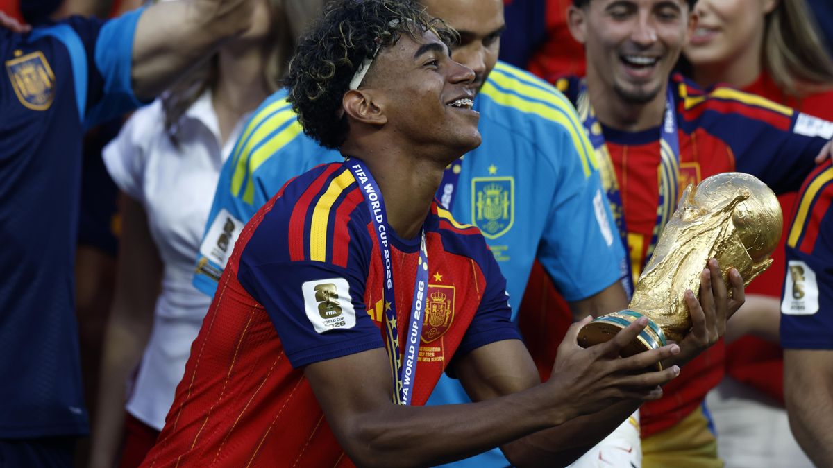 Lamine Yamal y otros jugadores de la Selección Española celebran con la copa del mundo.