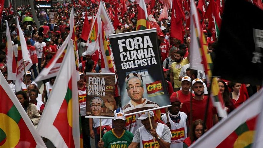 Miles de personas protestan contra el impeachment a la presidenta brasileña.