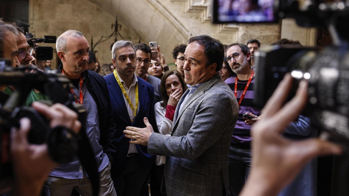 El president de la Generalitat, Juanfran Pérez Llorca, atiende a los periodistas tras una rueda de prensa