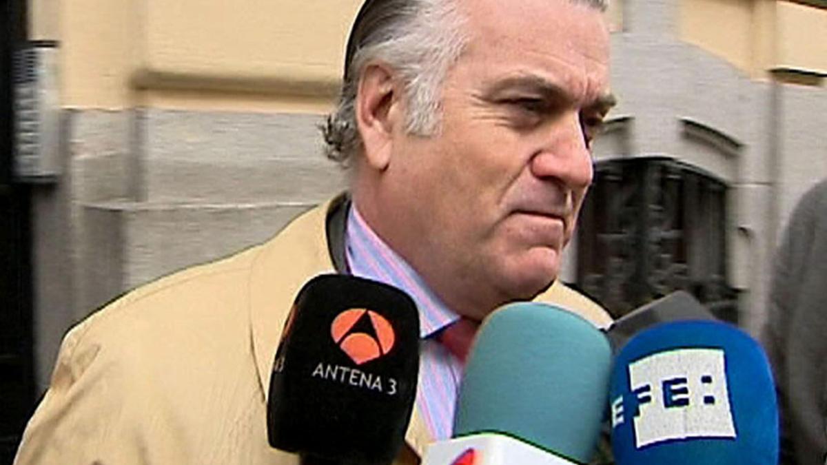 Luis Bárcenas atendiendo a la prensa