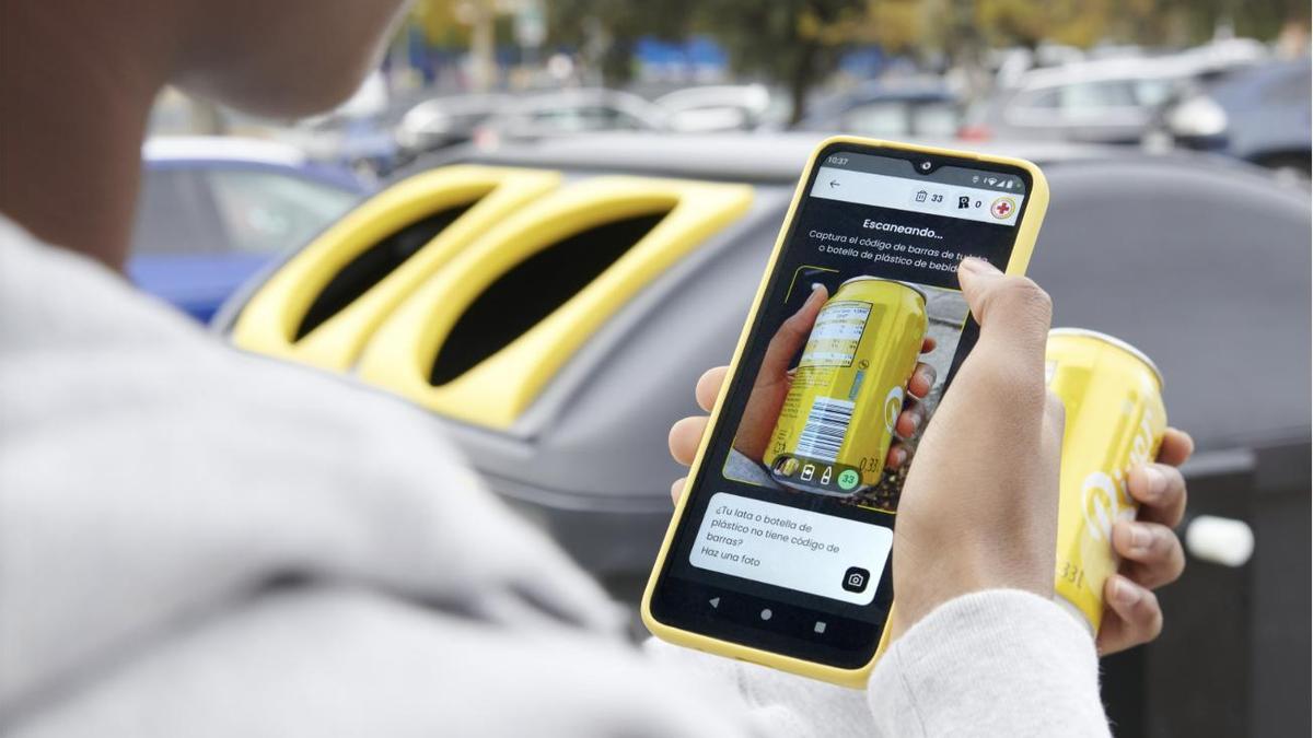 Una lata siendo escaneada por la app de Reciclos, en una foto de archivo.