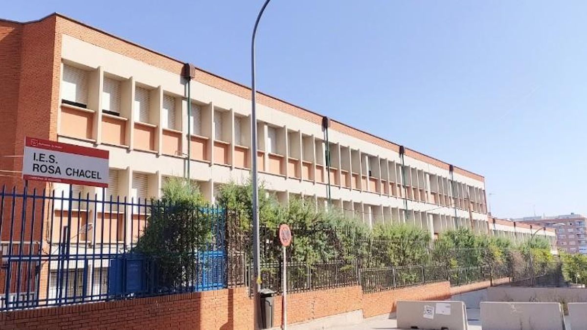 Expulsan a tres alumnos de un instituto de Madrid por hablar con la prensa sobre el cierre de los baños